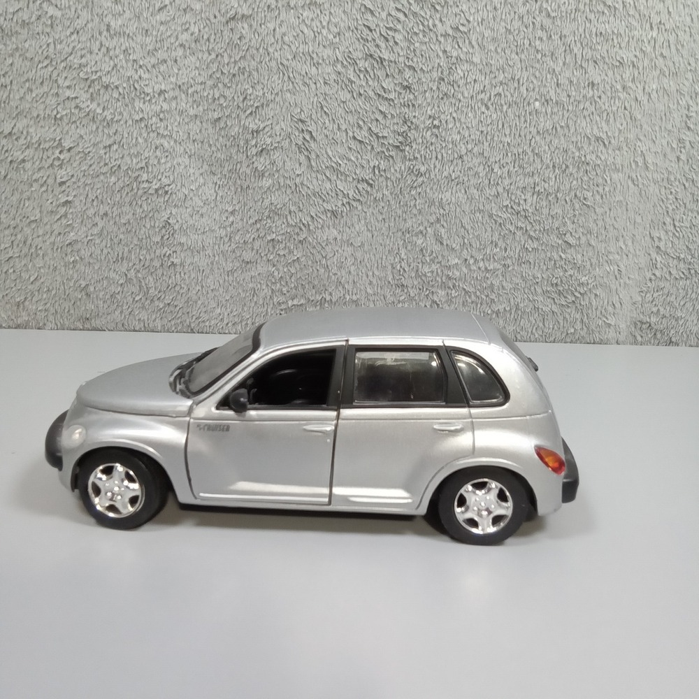 2001 Chrysler PT Cruiser Silver Diecast Model Car 1:32‎ Scale Opening Doors Hood